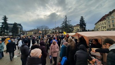 В Івано-Франківську школярі організували благодійний ярмарок, щоб допомогти ЗСУ В Івано-Франківську школярі організували благодійний ярмарок, щоб допомогти ЗСУ