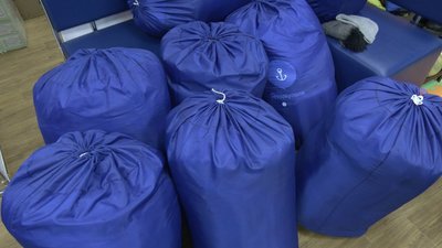 Тепловентилятор, подушки, ковдри: у Черкасах видають теплі набори для переселенців Тепловентилятор, подушки, ковдри: у Черкасах видають теплі набори для переселенців