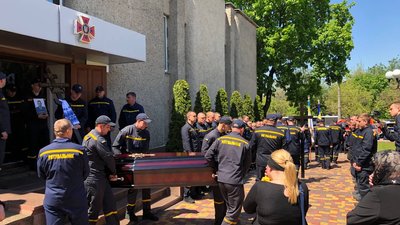 Потрапили під обстріл на Херсонщині. У Миколаєві попрощалися з саперами Потрапили під обстріл на Херсонщині. У Миколаєві попрощалися з саперами