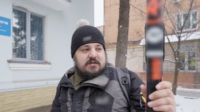 "Я хотів допомогти захисникам Чернігова", — історик з Херсону придбав лижі Артема Прими за 35 тисяч гривень