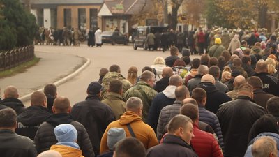 В Охтирці на Сумщині попрощалися із сержантом Василем Бичковим, який загинув на Луганщині
