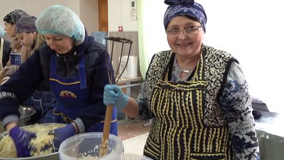 Сотня педагогів черкаської школи готує напівфабрикати та готові страви для бійців Сотня педагогів черкаської школи готує напівфабрикати та готові страви для бійців