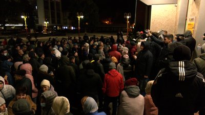 У Франківську батьки дошкільнят добу стояли у черзі до ЦНАПу, щоб записати дітей у садок У Франківську батьки дошкільнят добу стояли у черзі до ЦНАПу, щоб записати дітей у садок