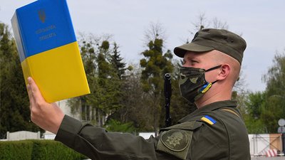 Через карантинні обмеження нацгвардійці у Луцьку присягали без рідних та друзів Через карантинні обмеження нацгвардійці у Луцьку присягали без рідних та друзів