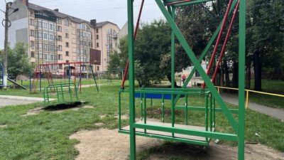 Дитячий майданчик на вулиці Головній 190-А у Чернівцях