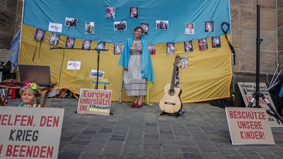 "Не давати німцям "заснути": як українка у центрі Нюрнберга збирає допомогу військовим та цивільним
