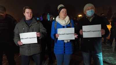 У Хмельницькому люди вийшли на Майдан Незалежності в підтримку Сергія Стерненка із нашвидкоруч виготовленими саморобними плакатами. Фото: Суспільне. Поділля. У Хмельницькому люди вийшли на Майдан Незалежності в підтримку Сергія Стерненка із нашвидкоруч виготовленими саморобними плакатами. Фото: Суспільне. Поділля.