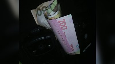 Рівнянин допоміг копам зупинити п'яного водія. Той запихав хабар за бодікамеру Рівнянин допоміг копам зупинити п'яного водія. Той запихав хабар за бодікамеру