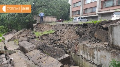 У Львові обвалилася підпірна стіна будинку У Львові обвалилася підпірна стіна будинку