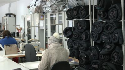 Робили меблі, а тепер "розгрузки": як у Черкасах підтримують Збройні Сили України