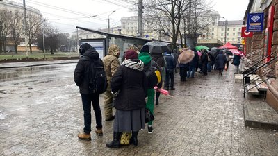 На вулицях Дніпра ожеледиця: пів сотні ДТП, люди годинами чекали на громадський транспорт