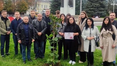 На алеї висадили першу магнолію На алеї висадили першу магнолію