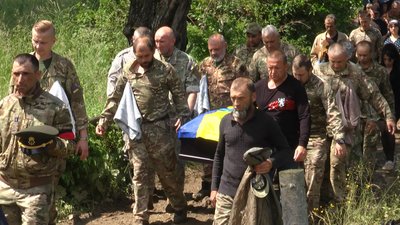 Побратими несуть труну із тілом загиблого нацгвардійця Миколи Максимчука Побратими несуть труну із тілом загиблого нацгвардійця Миколи Максимчука