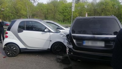 Водій вантажівки заснув за кермом: на Брест-Литовському шосе зіткнулись 6 авто Водій вантажівки заснув за кермом: на Брест-Литовському шосе зіткнулись 6 авто