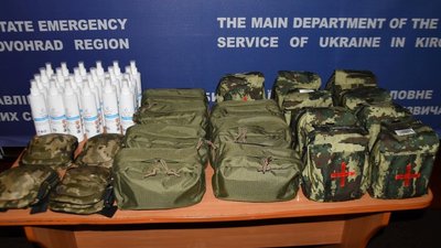 Кропивничанка передала аптечки та наколінники піротехнікам, які розміновують українські землі від російських ракет Кропивничанка передала аптечки та наколінники піротехнікам, які розміновують українські землі від російських ракет