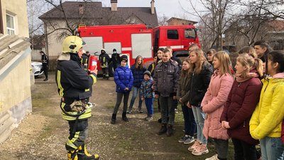 Моделюють пожежі. На Львівщині рятувальники навчають школярів