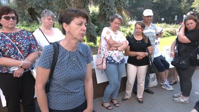 "Не знає колективу": у селі на Франківщині вимагають переобрати директорку школи