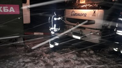На Донеччині через негоду в заторі застрягли 18 вантажівок На Донеччині через негоду в заторі застрягли 18 вантажівок
