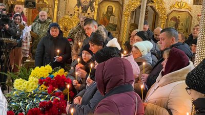 У Сумах поховали військовослужбовця Сергія Лободу У Сумах поховали військовослужбовця Сергія Лободу