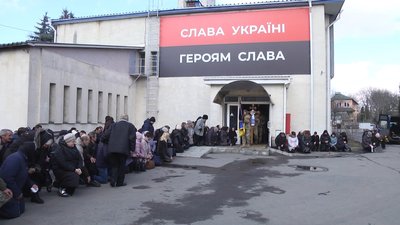 Родичі, побратими, друзі та місцеві жителі провели в останню путь військового Родичі, побратими, друзі та місцеві жителі провели в останню путь військового