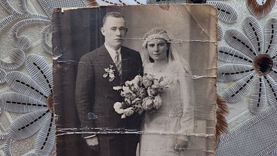 100-літня волинянка показала шлюбну сукню, яку зберігає 83 роки 100-літня волинянка показала шлюбну сукню, яку зберігає 83 роки