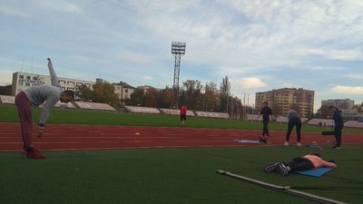 Спортсмен-переселенець готується до паралімпійських ігор на стадіоні в Луцьку Спортсмен-переселенець готується до паралімпійських ігор на стадіоні в Луцьку