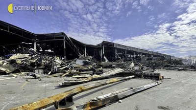 “Прийшов “руській мир” та ми принесемо добро” — як рятувальники розгрібають завали складу у Броварах “Прийшов “руській мир” та ми принесемо добро” — як рятувальники розгрібають завали складу у Броварах