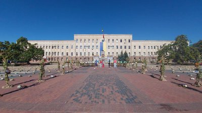 У Кропивницькому на центральній площі виставили 207 розмальованих касок
