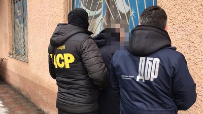 Слідчі ДБР у Львові затримали прикордонника під час отримання хабара Слідчі ДБР у Львові затримали прикордонника під час отримання хабара