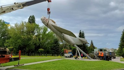У Броварах радянську військову техніку прибирають з парку