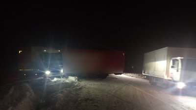 Фура перекрила рух