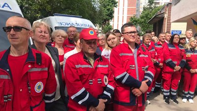 У Тернополі нагородили медиків, які забирали поранених з передової У Тернополі нагородили медиків, які забирали поранених з передової