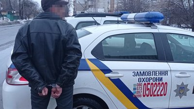 Довелося вдягнути кайданки: у Черкасах нетвереза компанія вчинила бійку