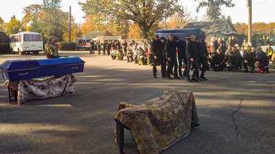 У Кропивницькому попрощалися із загиблими на війні Костянтином Дишловим та Сергієм Требусом У Кропивницькому попрощалися із загиблими на війні Костянтином Дишловим та Сергієм Требусом