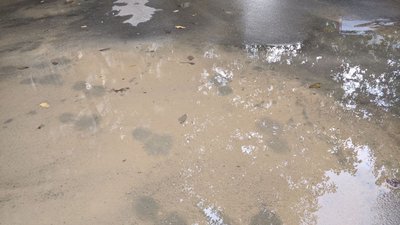 В одному з мікрорайонів Миколаєва відбувся витік води. Тривають аварійно-ремонтні роботи В одному з мікрорайонів Миколаєва відбувся витік води. Тривають аварійно-ремонтні роботи
