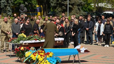 Прощання із загиблим воїном у Черкасах Прощання із загиблим воїном у Черкасах