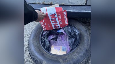 Телефони були заховані в запасному колесі