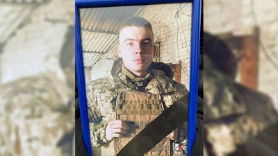 На Чернігівщині попрощалися з чотирма військовими, які загинули у бою на Донеччині На Чернігівщині попрощалися з чотирма військовими, які загинули у бою на Донеччині