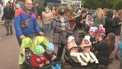 Багато батьків близнюків знають про парад і з радістю до нього долучаються. Фото: Суспільне. Поділля.