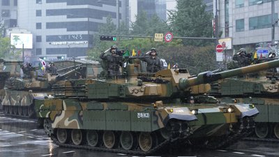Південна Корея на військовому параді показала сучасні ракети, безпілотники й танки Південна Корея на військовому параді показала сучасні ракети, безпілотники й танки