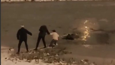 Троє чоловіків рятували жінку з-під льоду у Харкові Троє чоловіків рятували жінку з-під льоду у Харкові