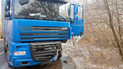 На Чернігівщині зіткнулись фура та легковик: одна людина загинула, інша — в лікарні На Чернігівщині зіткнулись фура та легковик: одна людина загинула, інша — в лікарні