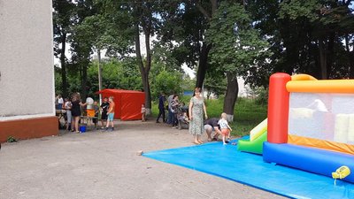 На фото жителі Москалівки у центрі села. На фото жителі Москалівки у центрі села.
