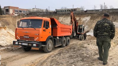 Через видобування піску поблизу стадіону тернополяни звернулися до поліції Через видобування піску поблизу стадіону тернополяни звернулися до поліції