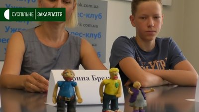 Ужгородський школяр ліпить героїв до пластилінового передвиборчого мультфільму Ужгородський школяр ліпить героїв до пластилінового передвиборчого мультфільму