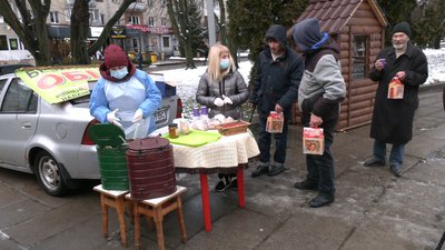 У центрі Рівного годують людей в скруті