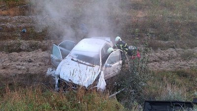 Водій авто самостійно вибрався з машини та викликав рятувальників Водій авто самостійно вибрався з машини та викликав рятувальників