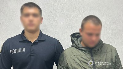 Силоміць відібрав у жінки мобільний телефон та документи: правоохоронці затримали чоловіка