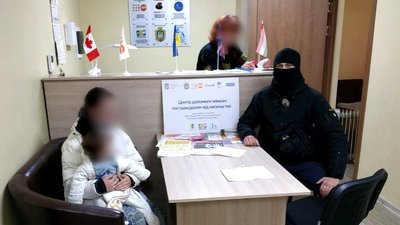 Херсонські поліцейські врятували від домашнього насильства вагітну жінку з однорічною донькою