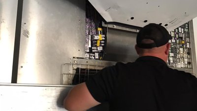 На Волині поляк незаконно намагався перевезти цигарки та дати хабар